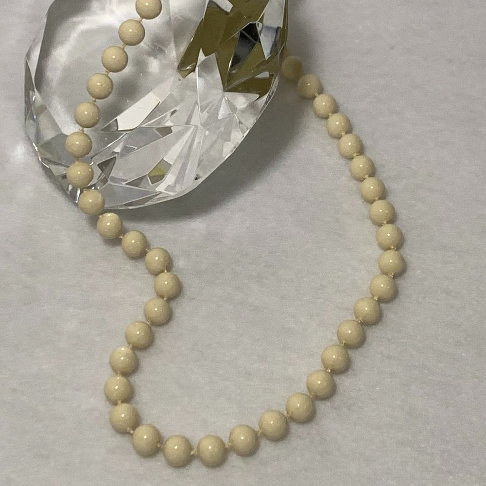 Off-White Beaded Necklace – 18”